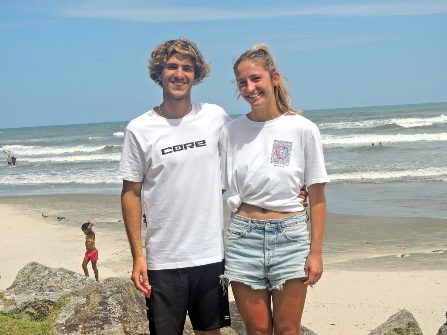 Gabriel e a namorada Capucine vão disputar todas as etapas da liga mundial do kitesurfe este ano