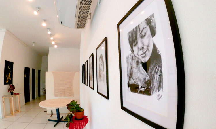 Exposição que apresenta retratos feitos com a técnica do pontilhismo, acontece até 14 de fevereiro, das 11 às 17 horas, de terça a sábado