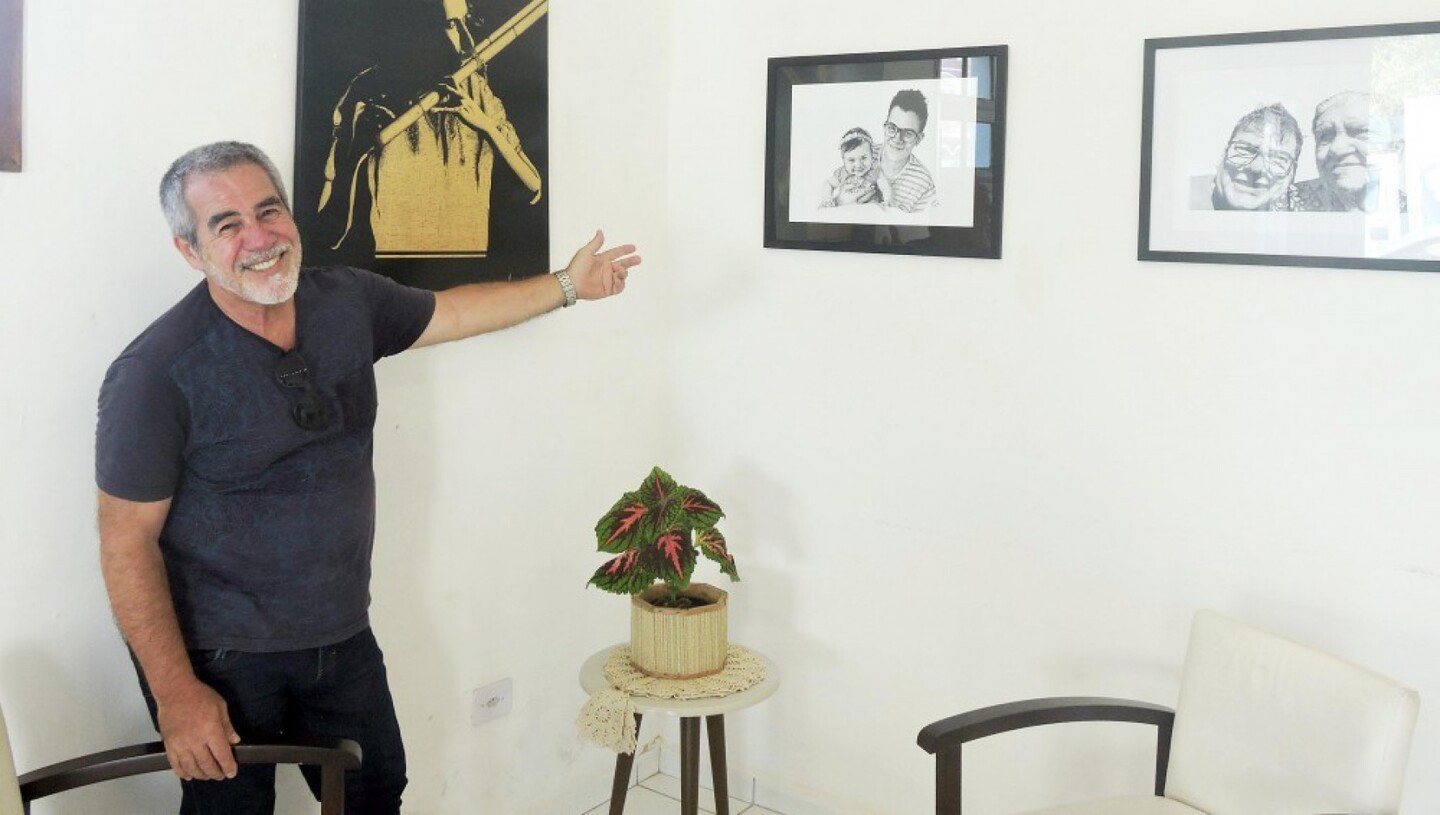 Artista autodidata, André Luiz faz pinturas e desenhos de rosto em preto e branco, utilizando a técnica do pontilhismo