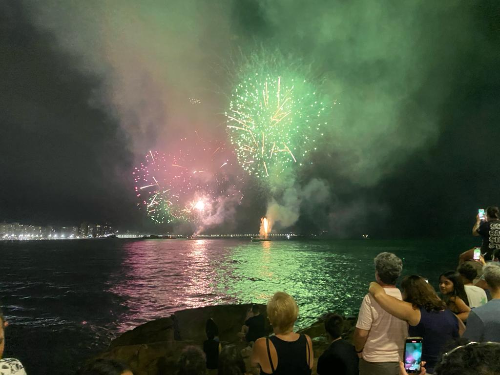Guarujá promoveu uma queima de fogos para celebrar Dia de Santo Amaro, na praia de Pitangueiras