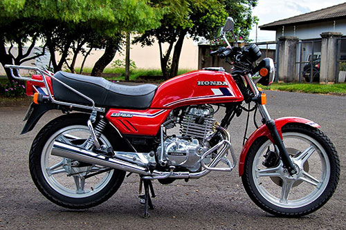 A CB400 era produzida na Zona Franca de Manaus e equipada com um motor de 40 cavalos de potência e 3,2 kgfm de torque