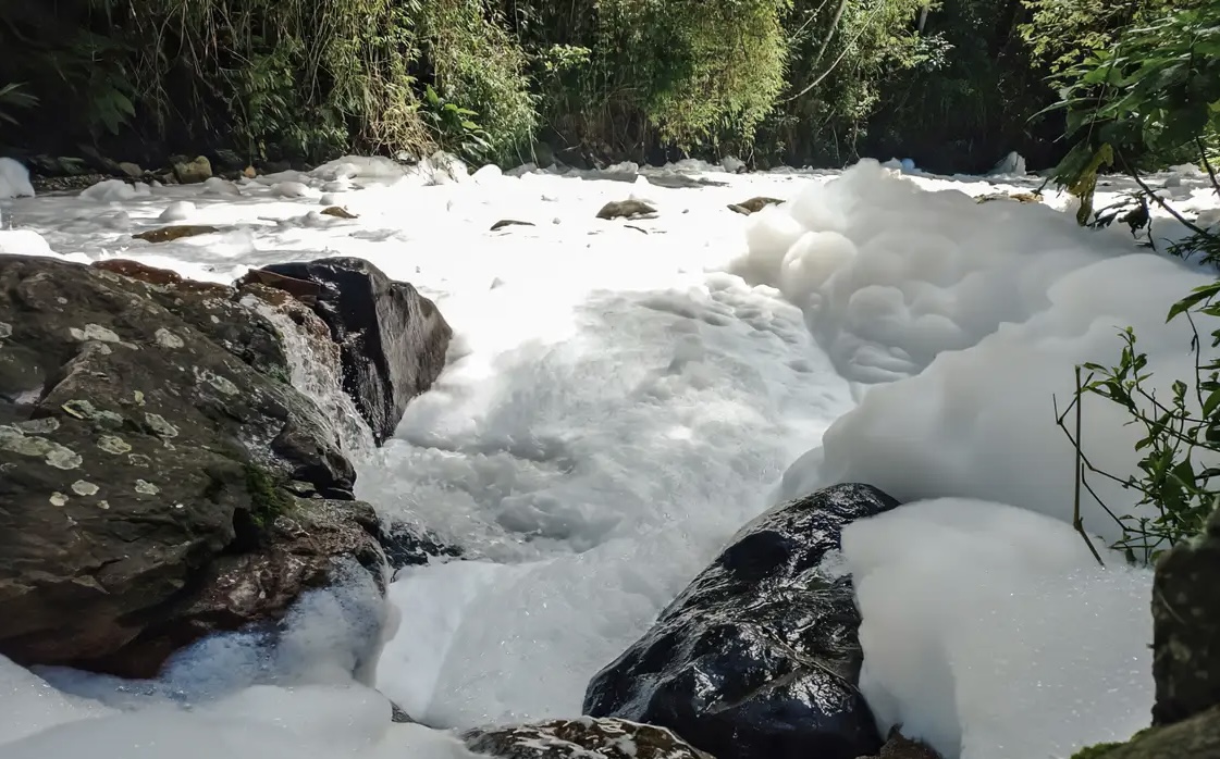 O acidente foi por volta das 7 horas, após o motorista perder o controle do veículo e se chocar contra uma ribanceira