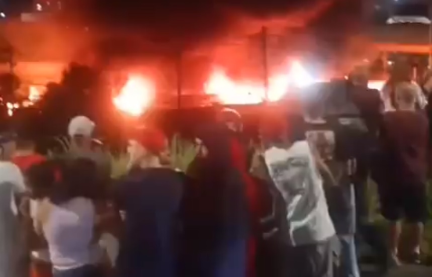 Em uma das imagens é possível ver que moradores da vizinhança se assustaram com a explosão, que aconteceu a poucos metros de algumas das casas