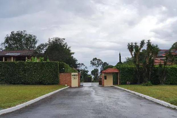Entre os lotes há casas, apartamentos, salas comerciais e terrenos
