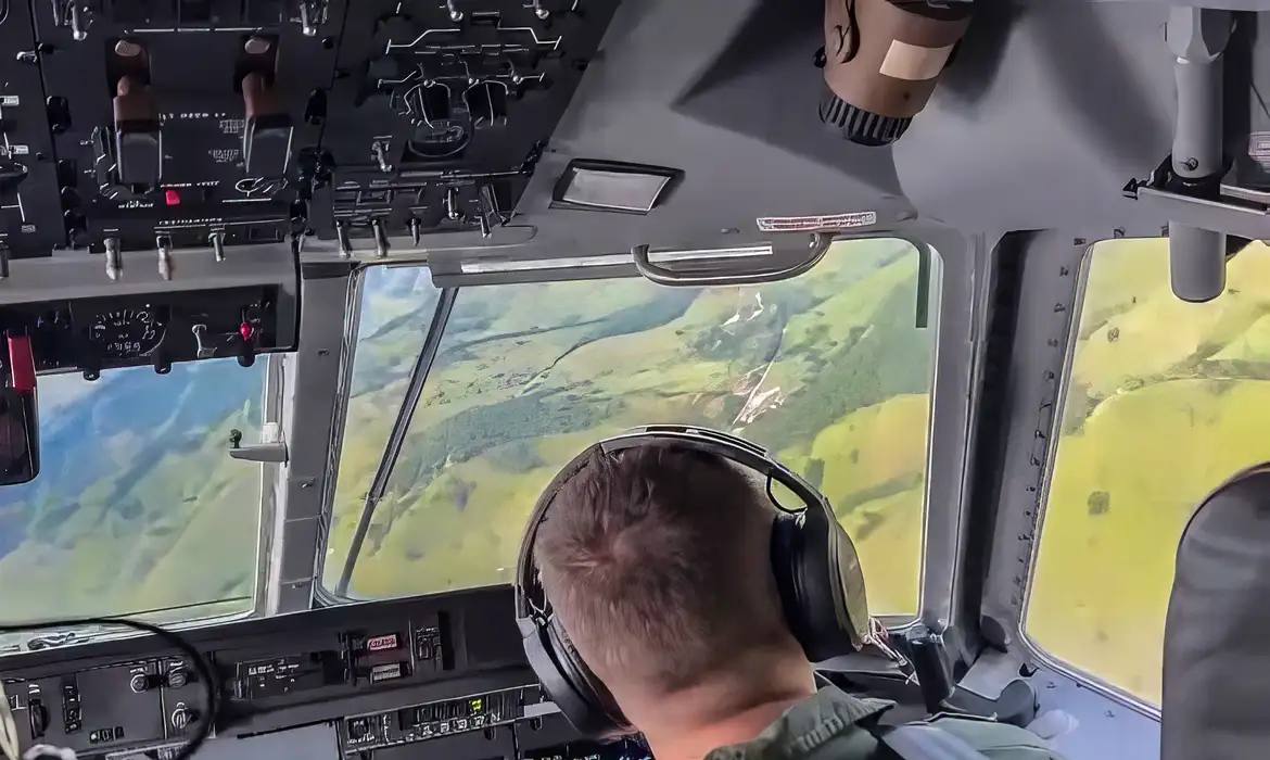 As tentativas de localização do helicóptero são coordenadas pela  Força Aérea Brasileira (FAB), que usa uma aeronave SC-105 Amazonas