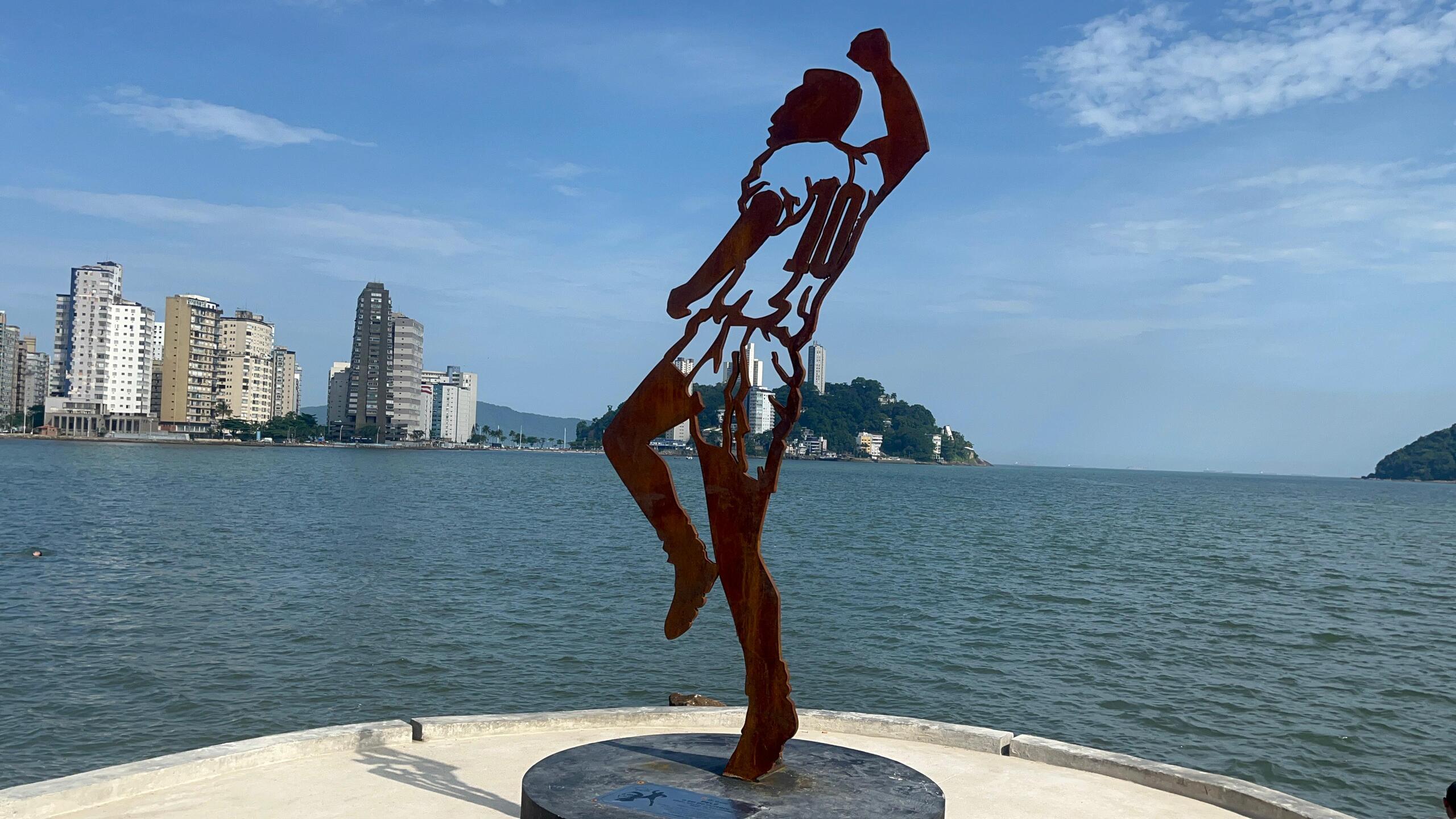 Passando do amor eterno para a majestade eterna, a atual gestão inaugurou, em outubro, o Píer do Pelé