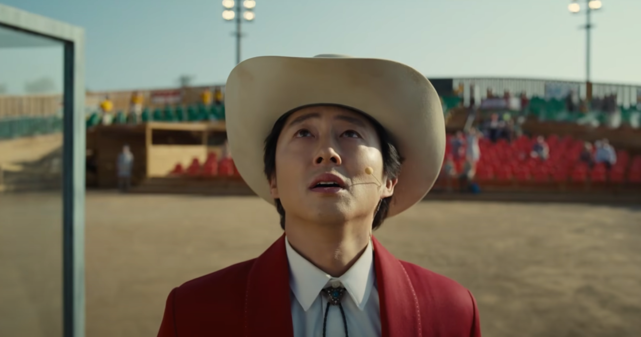 Steven Yeun em cena de 'Não, Não Olhe'