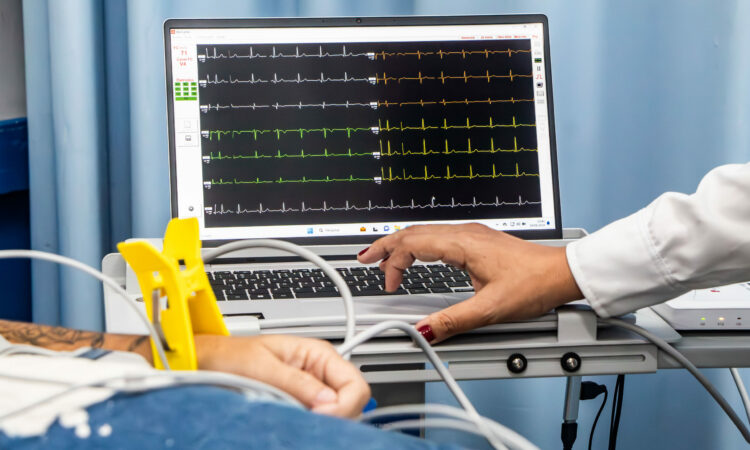 A Secretaria reforça a necessidade de hábitos saudáveis, exames regulares e acompanhamento médico contínuo