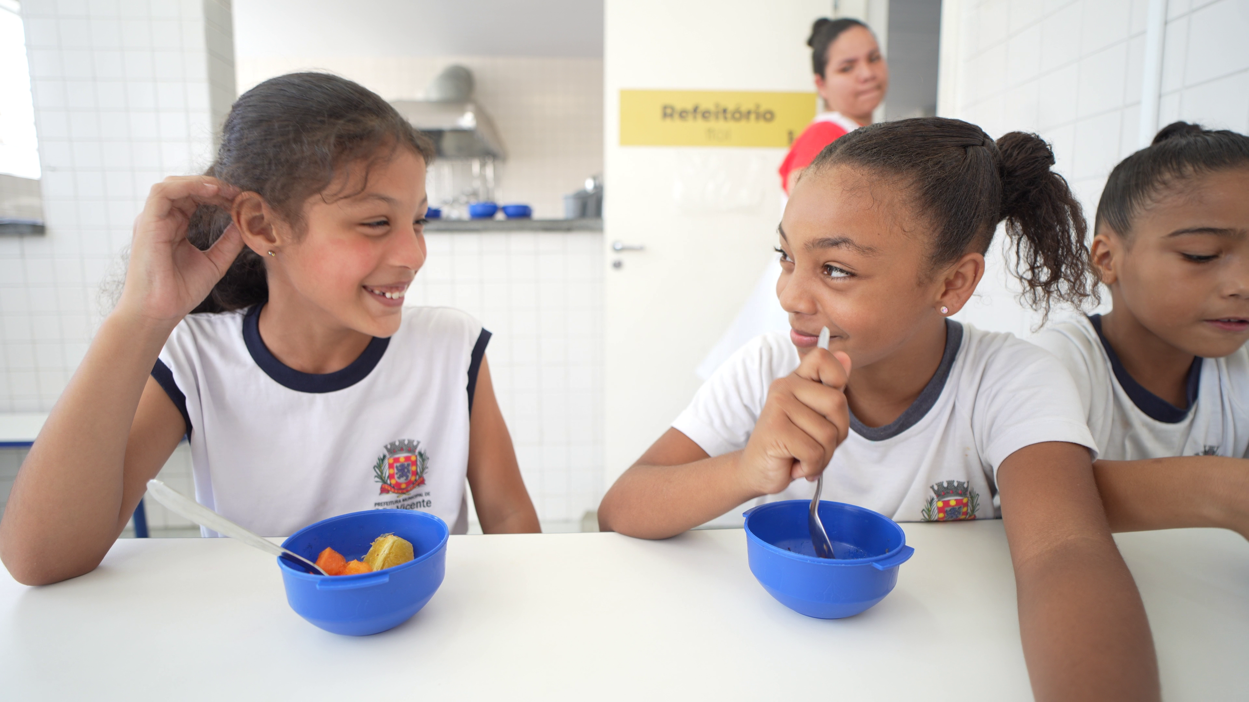 Além dos uniformes, serão entregues cadernos, estojos escolares, lápis, canetas e todo material necessário para as aulas.