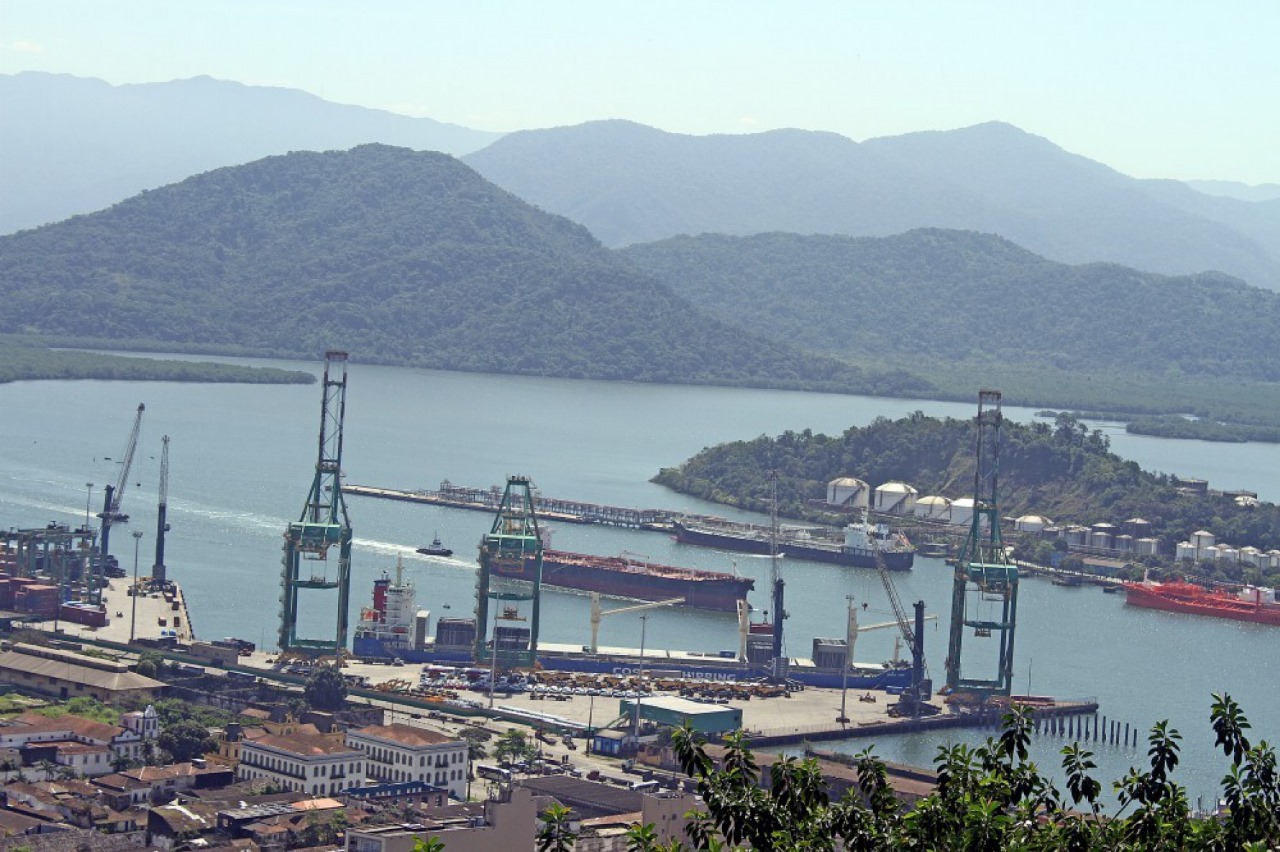 Por conta dos períodos onde a neblina impediu a navegação, precisou que a autoridade marítima determinasse a reabertura das manobras