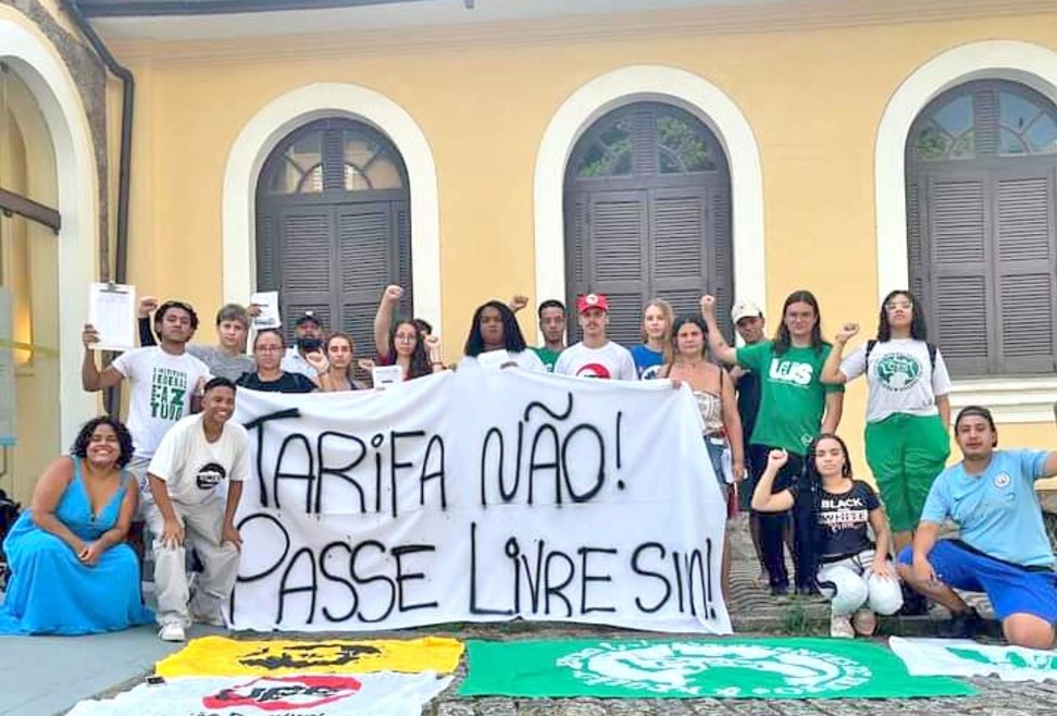 O Centro dos Estudantes de Santos e Região mobilizou estudantes universitários e secundaristas