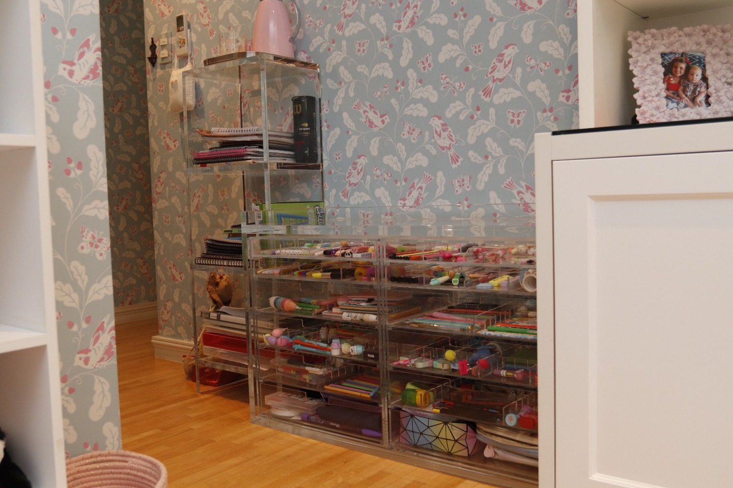 Gaveteiros e Organizadores em Acrílicos, aplicados em Quarto Infantil, para fins de Estudo, organização de itens de Papelaria e Craft, em harmonia com o papel de parede