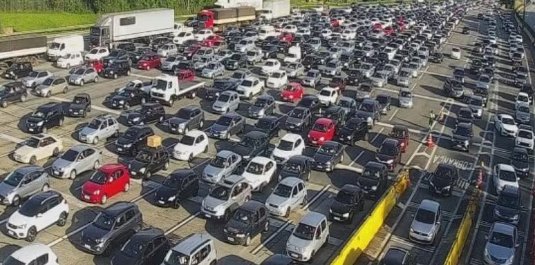 Até 515 mil veículos são esperados neste feriado de Carnaval no litoral de SP