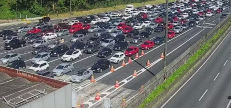 Sistema Anchieta-Imigrantes tem congestionamento na entrada de Santos