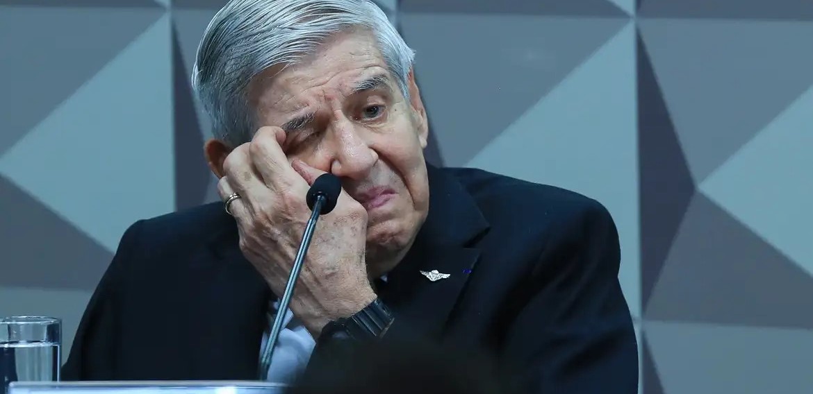 O general Augusto Heleno defendeu, durante a reunião da cúpula de governo do então presidente Jair Bolsonaro, rompimentos institucionais