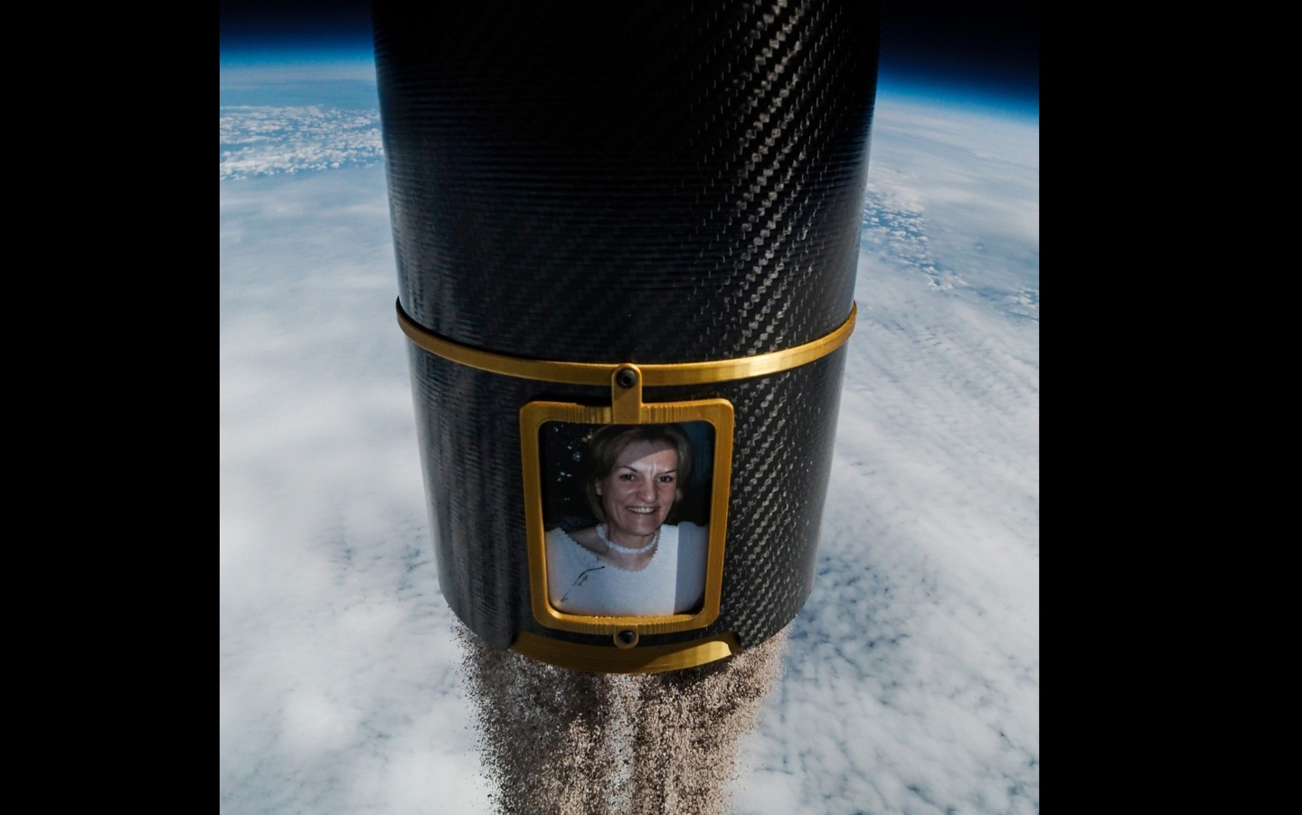 As cinzas são posicionadas dentro de recipientes criados pela Aura Flights e lançados a uma altura de 100 mil pés