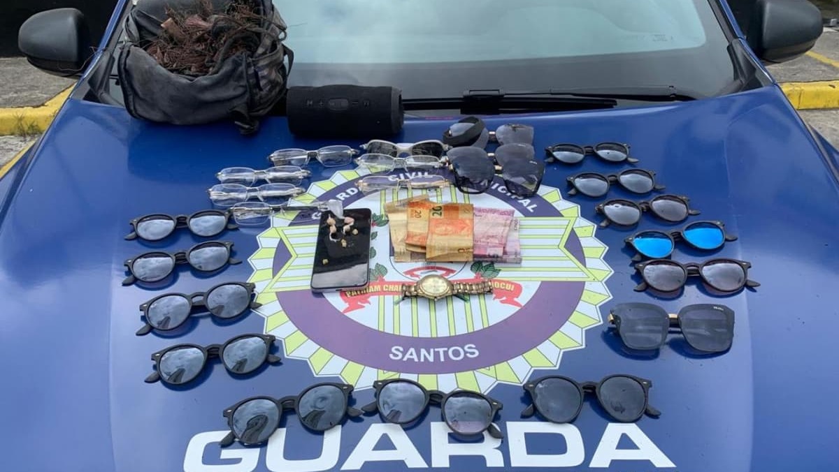 óculos apreendidos em viatura #paratodosverem Óculos furtados do galpão foram apreendidos com o suspeito.