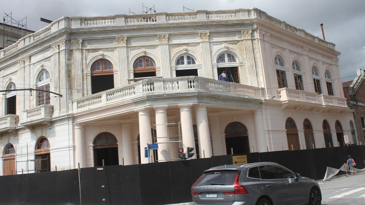 O prazo para entrega do Coliseu à população saltou dos 30 meses estabelecidos no contrato original para 115 meses até a entrega do Teatro de volta à Prefeitura