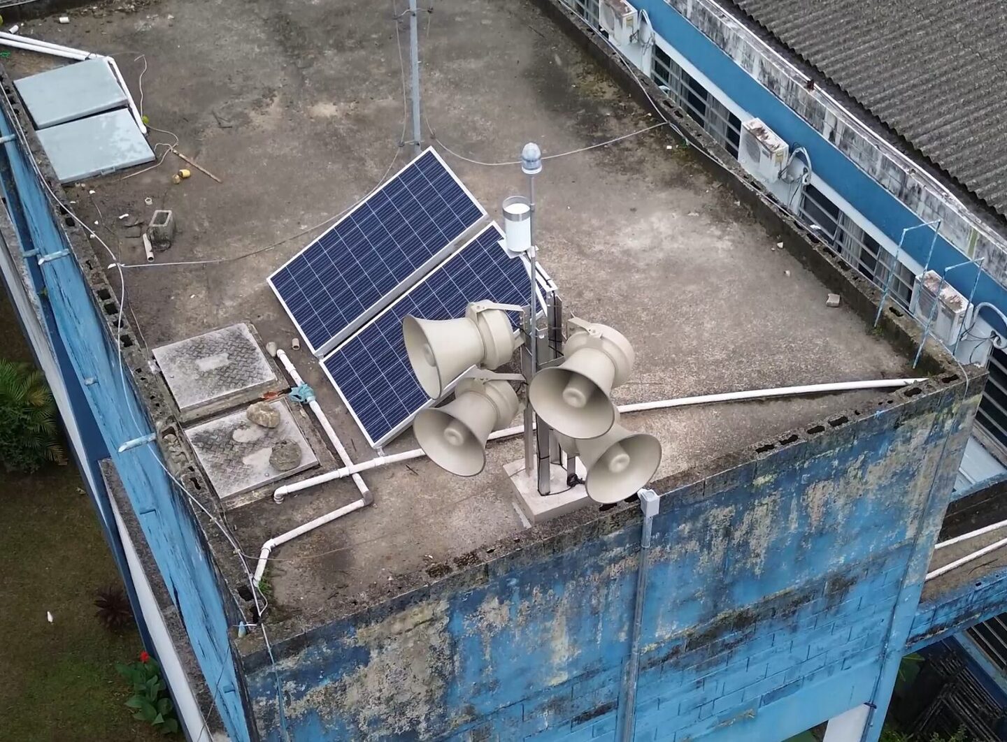 A sirene, instalada na Escola Municipal Sérgio Pereira, faz com que as mensagens sonoras cheguem com clareza até por volta de 400 metros de distância