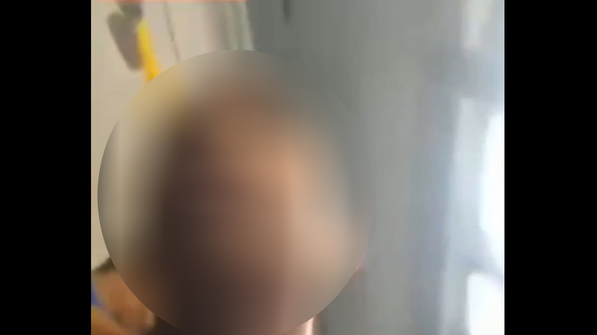 Ainda nas imagens, o adolescente pede para a senhora parar de encostar nele e se afastar