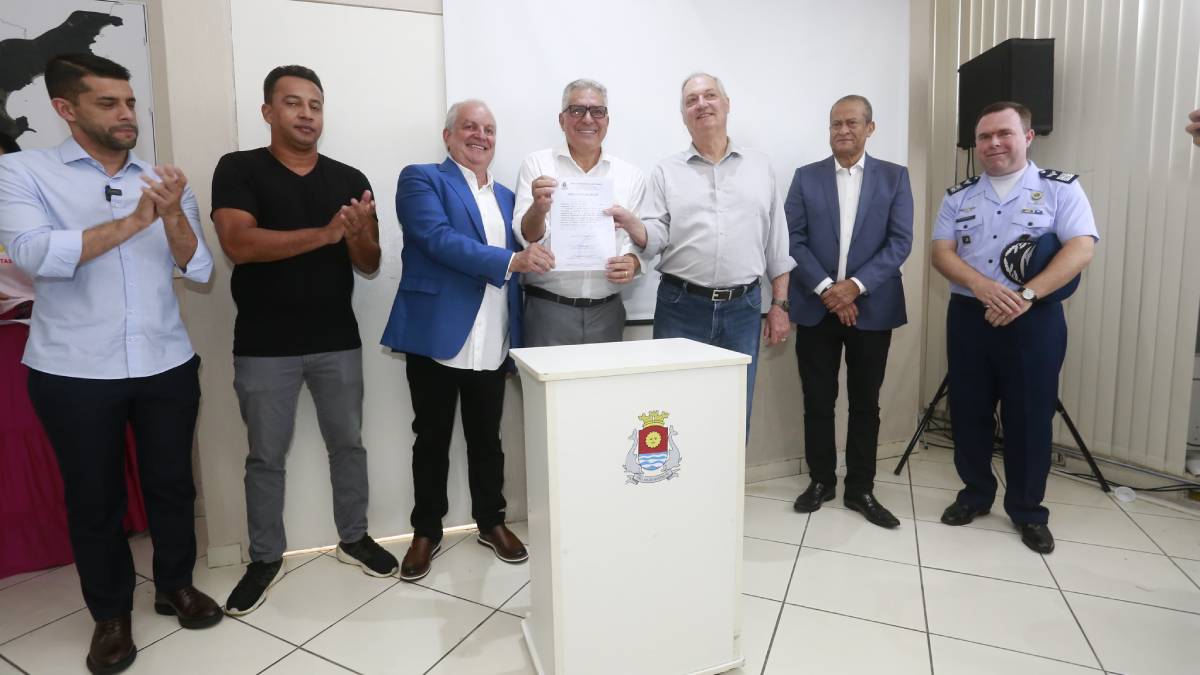 Válter Suman durante cerimônia de assinatura da Ordem de Serviço