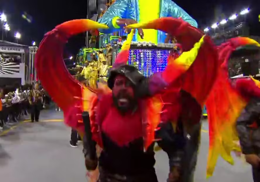 Guilherme Boulos desfilou pela Vai Vai; escola de samba fez críticas à Polícia