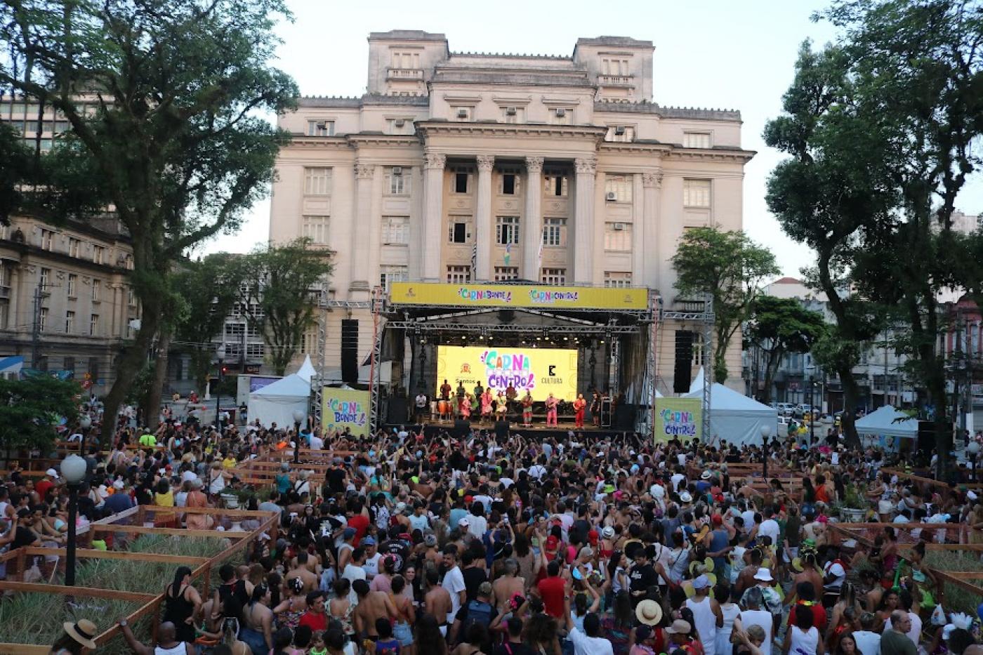 Praça Mauá recebeu o palco principal do Carnacentro