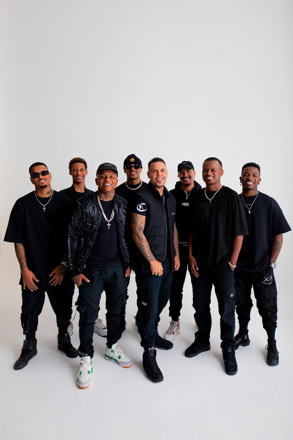 Formado em Minas Gerais, o grupo é formado por Marquinho, Wender, Chocolate, Liniker, Santiago, Fabinho, Mumuh e Vitinho