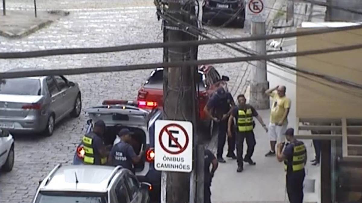 A equipe da GCM, ao chegar ao local, abordou os suspeitos que carregavam sacolas