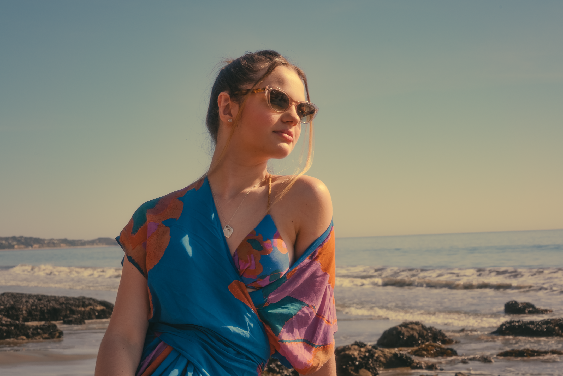 Giovanna, embora não participe da composição, teve grande peso na seleção da música e nas escolhas criativas que levaram ao resultado final