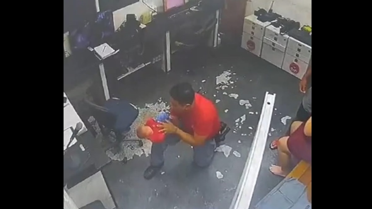 Bombeiro que estava de plantão realizou os procedimentos de desobstrução das vias aéreas do bebê