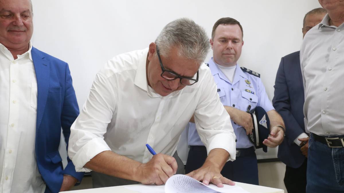 Suman durante a cerimônia de assinatura