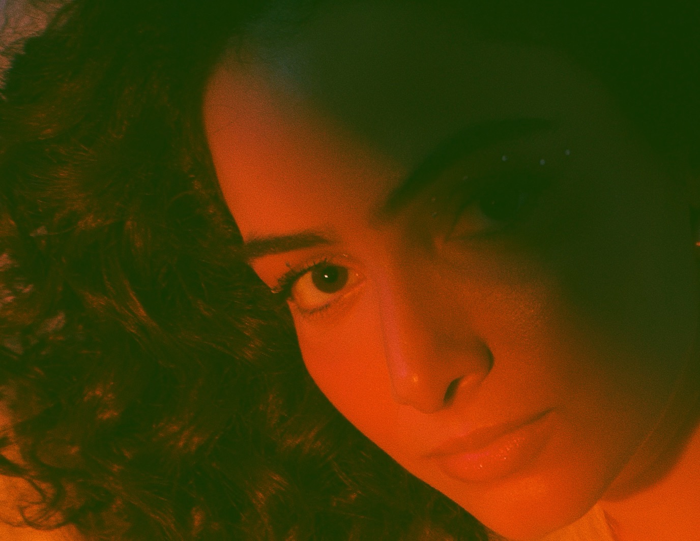 Mande Notícias é um dos quatro singles que anteciparam o primeiro álbum da cantora