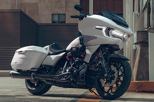 Na Road Glide ST, o motor V-Twin Milwaukee-Eight 121 High Output produz 127 cavalos de potência e 19,7 kgfm de torque