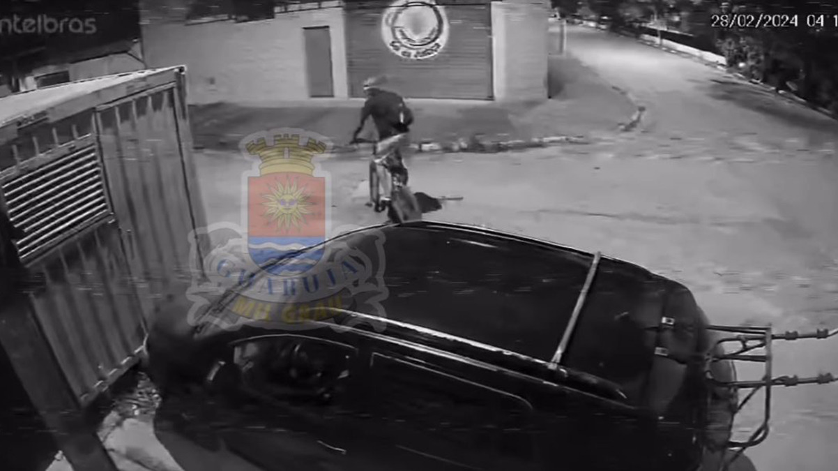 No conteúdo registrado por uma câmara de segurança é possível ver um indivíduo forçando a porta do carro