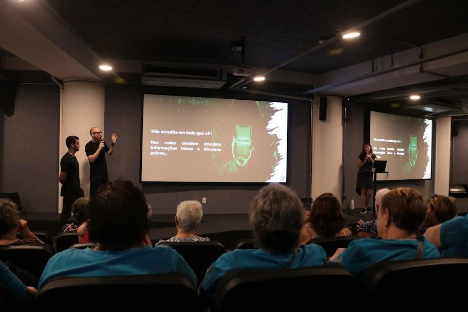 Promovida pela Fundação Parque Tecnológico de Santos e pela Secretaria da Mulher, Cidadania e Direitos Humanos (Semulher), a atividade reuniu jovens e idosos