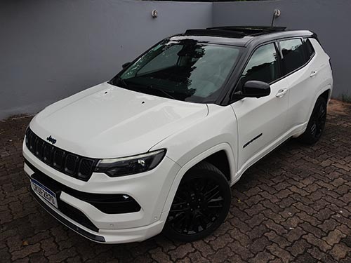 O Compass híbrido conta com o motor turbo T270 de 180 cavalos de potência e um elétrico com 60 cavalos, tendo acoplado um câmbio automático de 6 marchas ao propulsor a combustão