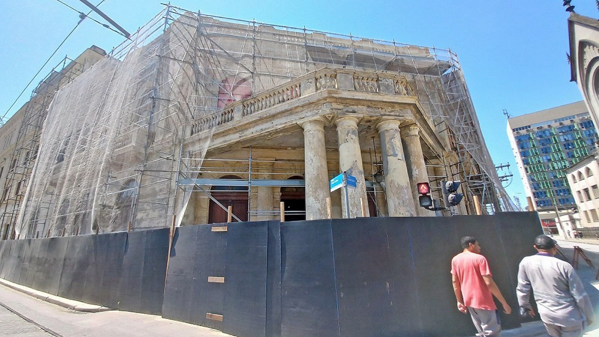 O prazo para entrega do Coliseu à população saltou dos 30 meses estabelecidos no contrato original para 115 meses até a entrega do Teatro de volta à Prefeitura