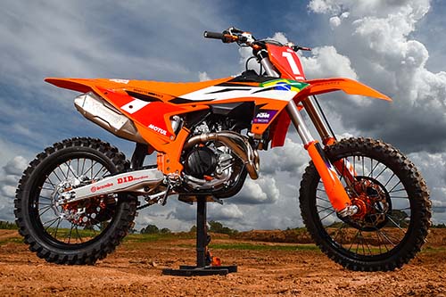 O motor SOHC da KTM 450 SX-F Factory Brasil entrega 63 cavalos