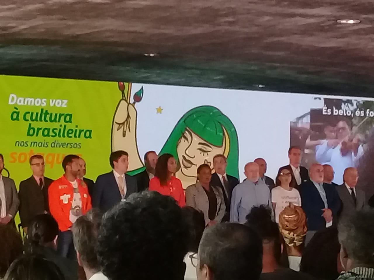 Também estão presentes no evento a ministra da cultura Margareth Menezes, o ministro das relações exteriores Mauro Vieira e a ministra da igualdade racial Anielle Franco