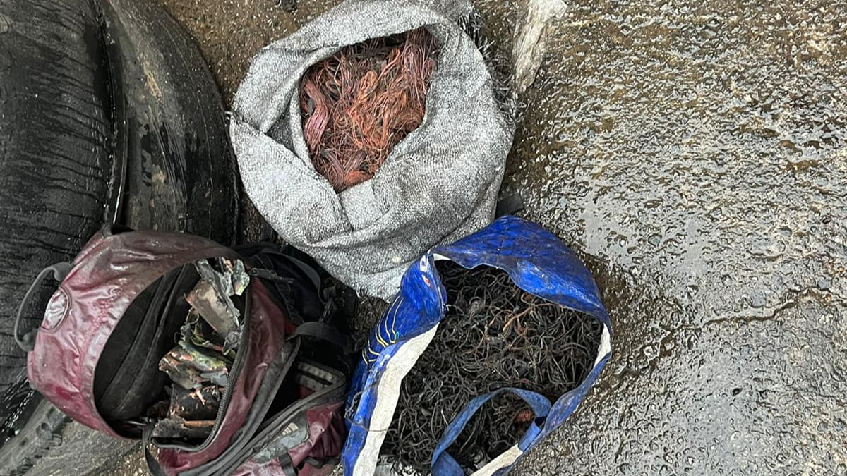 Agentes apreenderam diversos fios e calhas de cobre