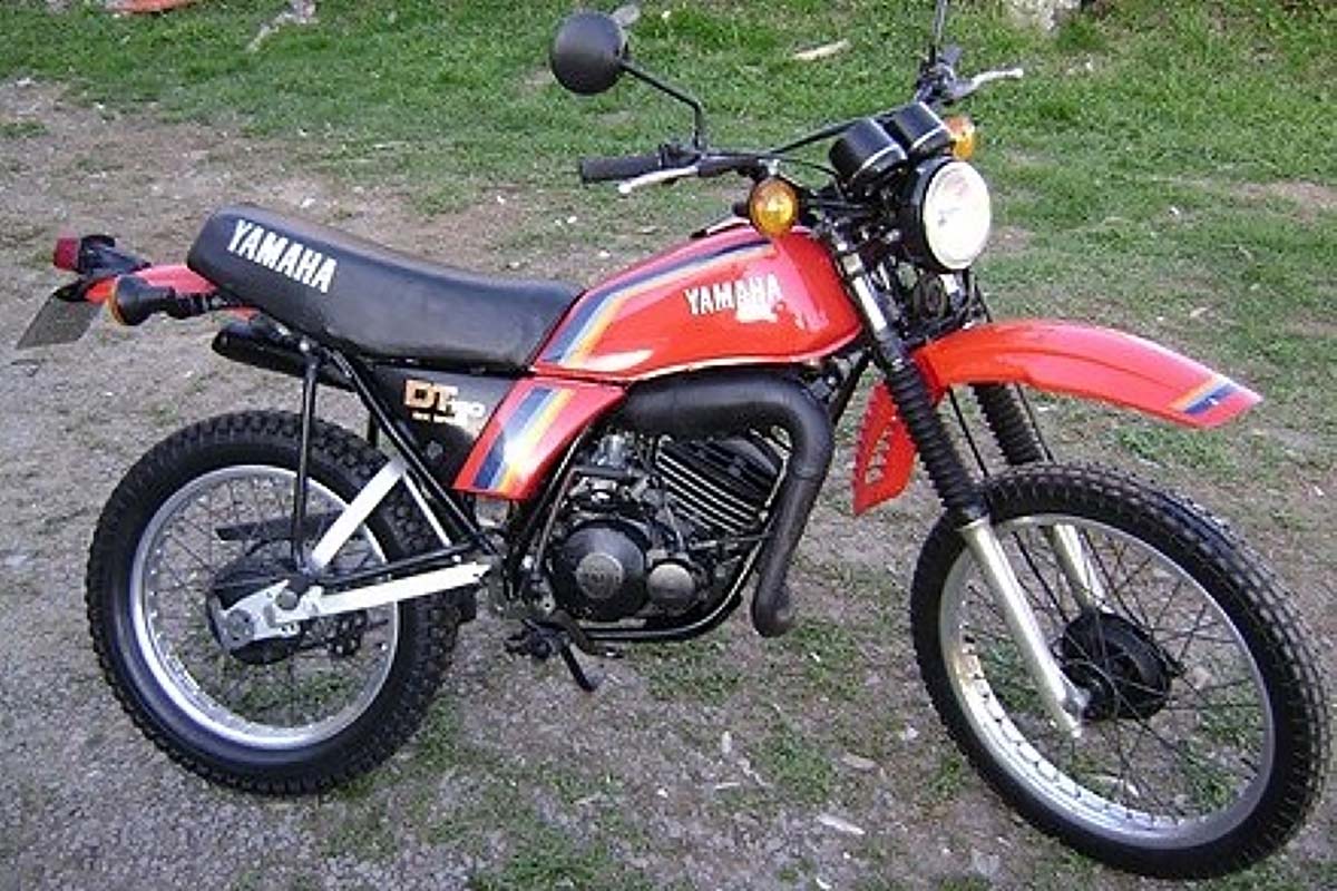 As primeiras DT 180 eram equipadas com motor de um cilindro, dois tempos, refrigerado a ar, com 16,5 cavalos