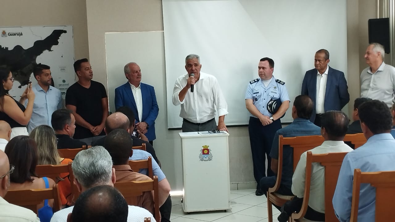 O prefeito Válter Suman durante a cerimônia de assinatura