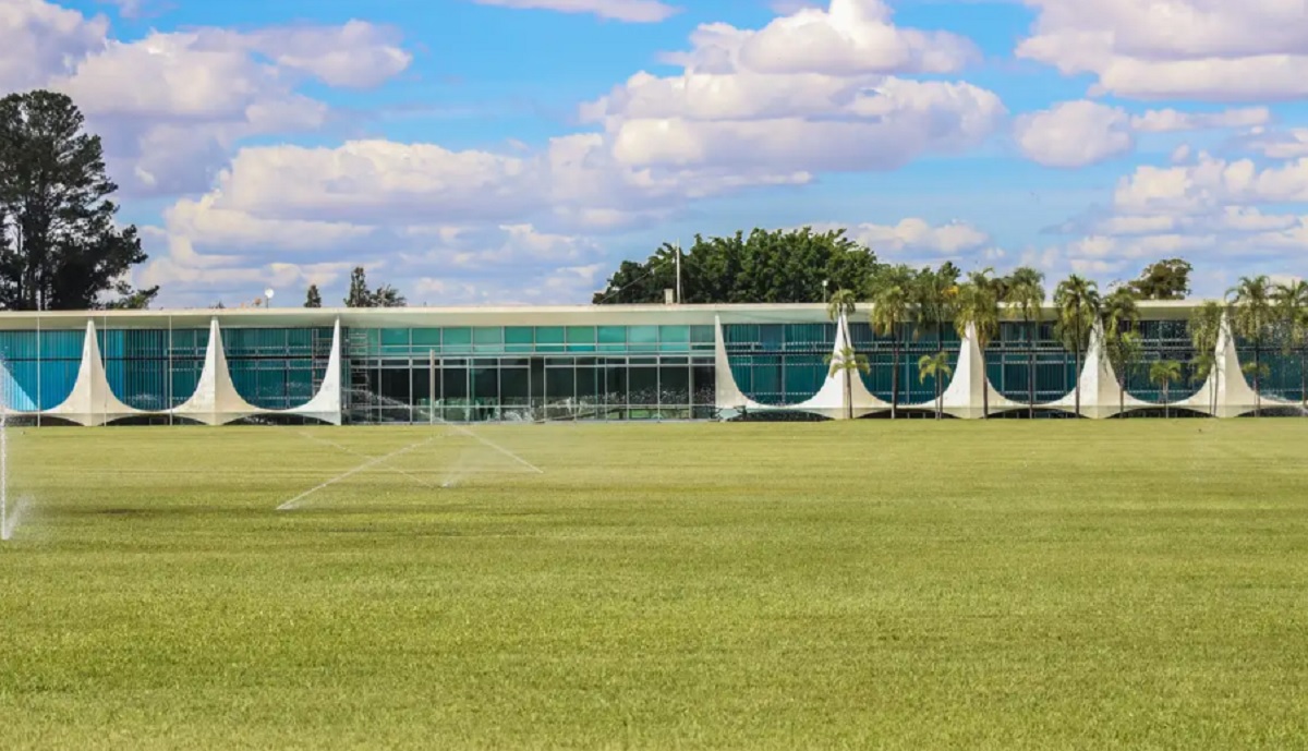 Um motorista ainda não identificado tentou invadir o Palácio da Alvorada, residência oficial do presidente da República, na madrugada deste sábado (24)