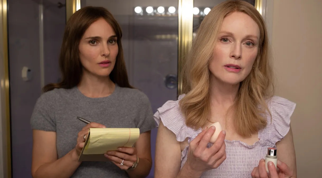 As vencedoras do Oscar, Natalie Portman e Julianne Moore, em cena do filme 'Segredos de Um Escândalo'