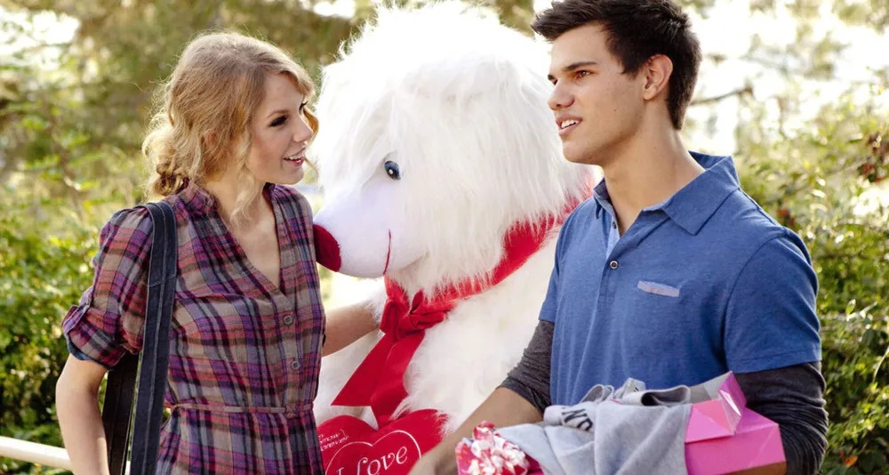 Taylor Swift e Taylor Lautner em cena de 'Idas e Vindas do Amor', onde ambos se conheceram e começaram a namorar depois das gravações