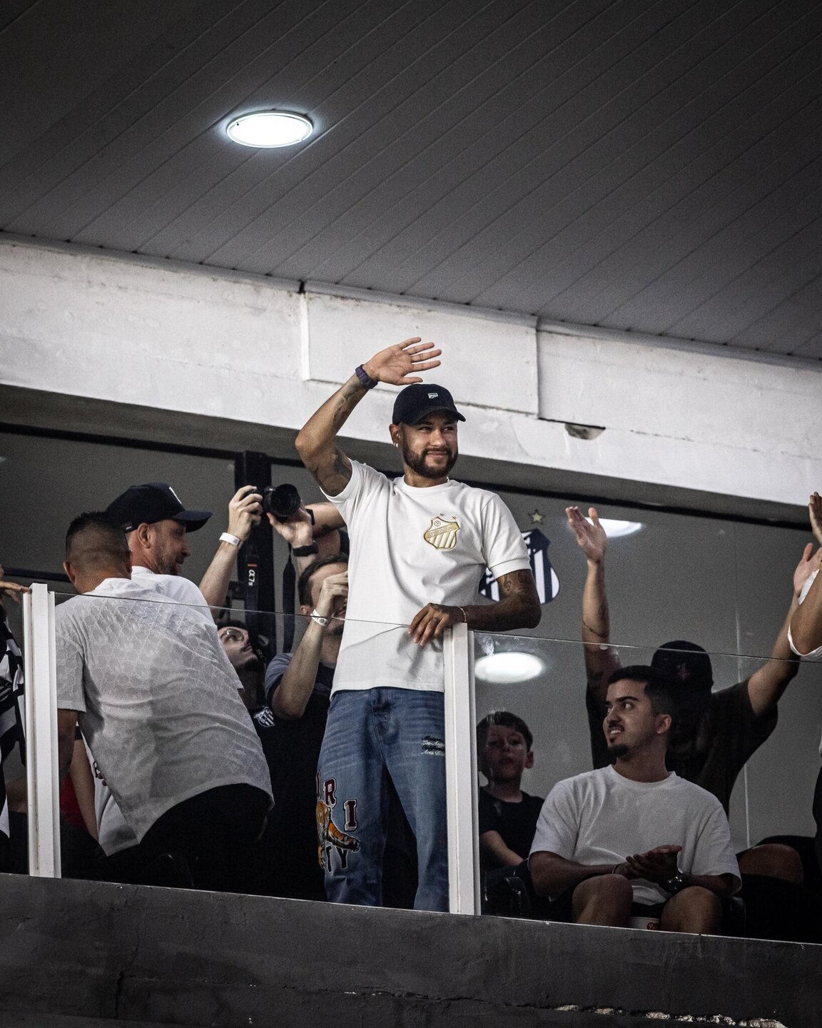 Sob olhares de Neymar, o time decolou e aprofundou a crise no rival