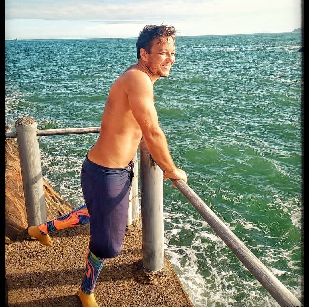 O paratleta e a instrutora de mergulho utilizam próteses produzidas pela Ottobock, empresa alemã com atuação no Brasil e que também desenvolve equipamentos de mobilidade para uso em ambientes aquáticos