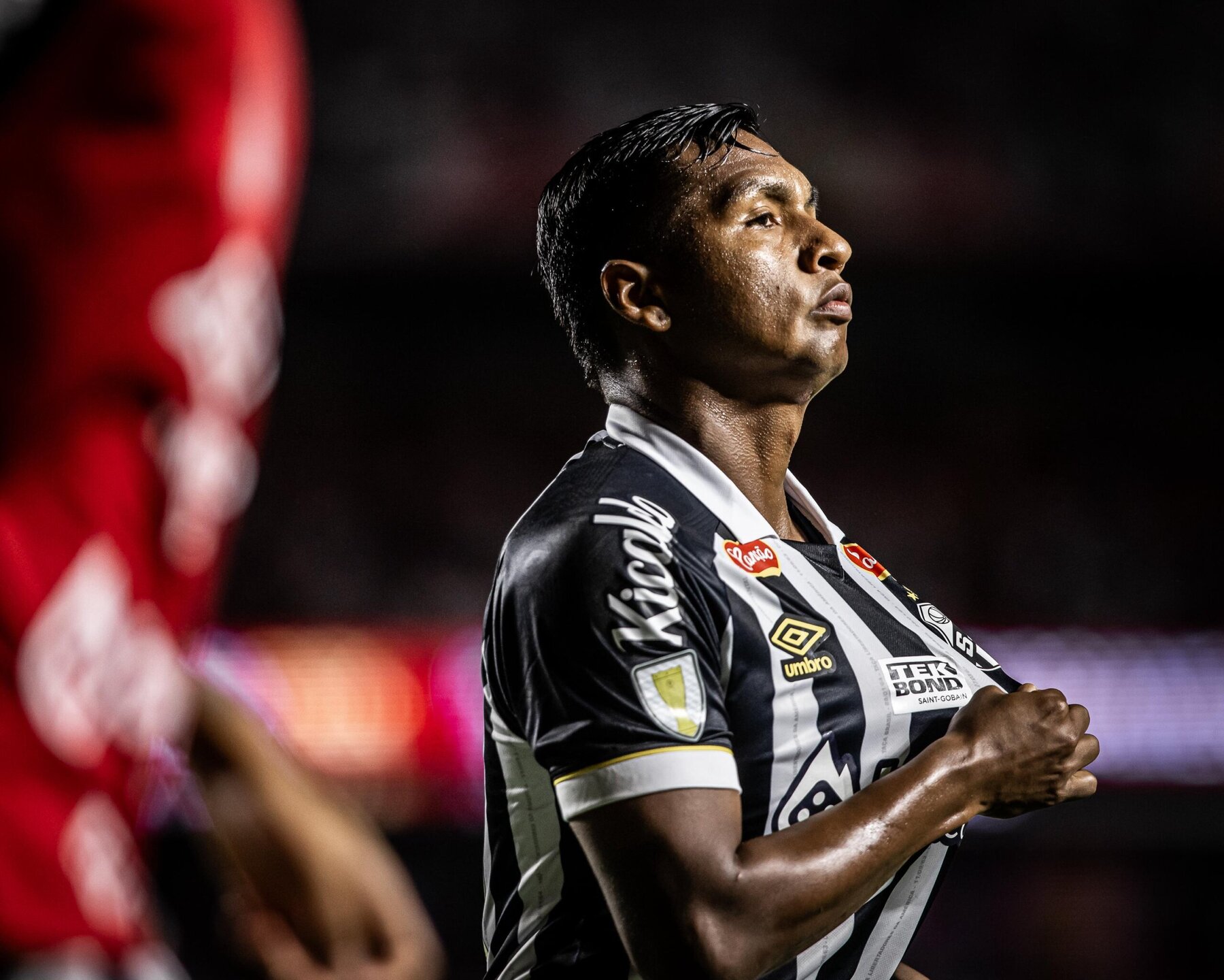 O gol foi marcado por Morelos, de pênalti, após longa checagem no VAR