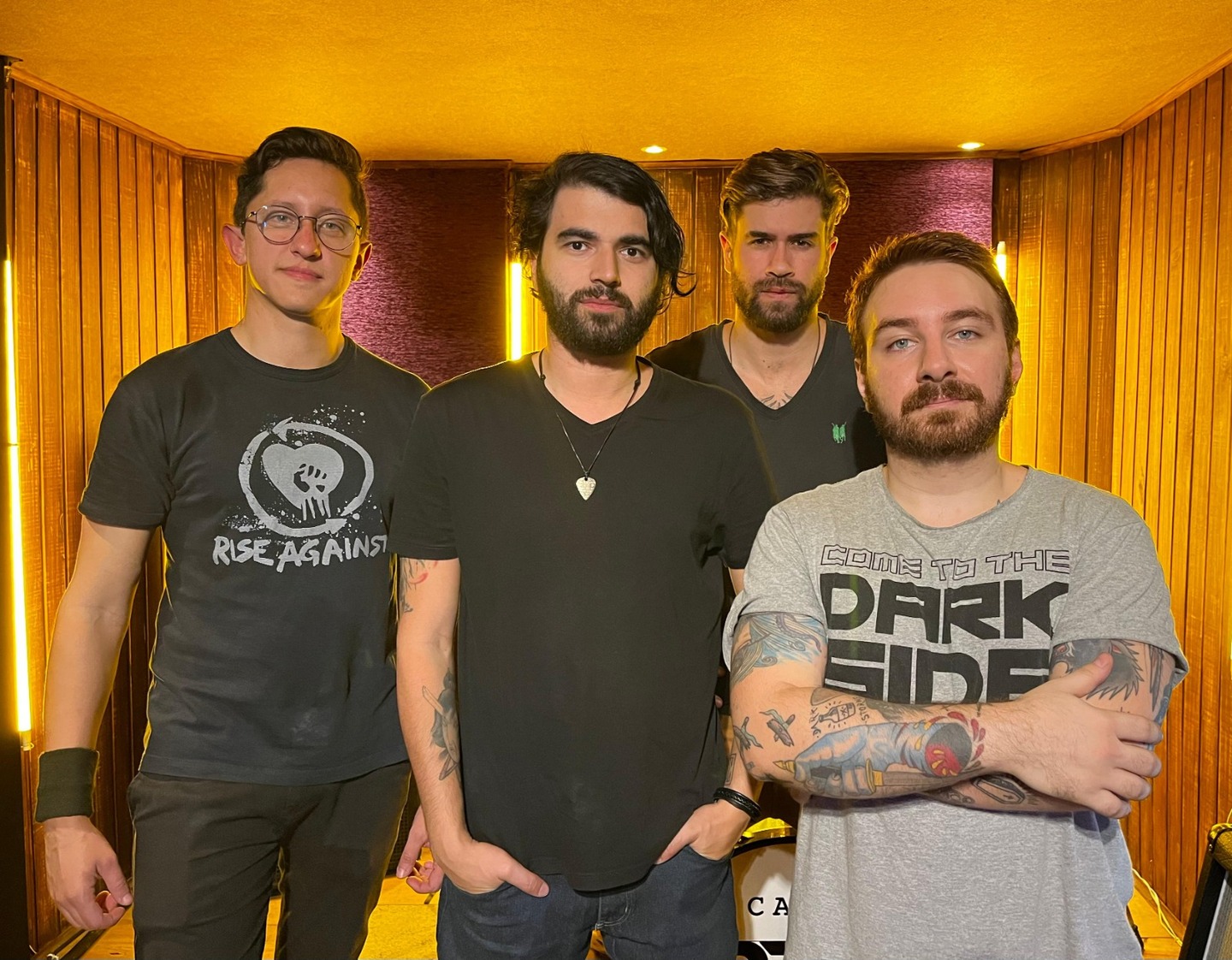 Em formato power trio, ambos os grupos apresentam a mesma formação com Rodrigão (voz/guitarra/violão), Glauber "Harry" (baixo/voz) e Gabriel Colaço (bateria)